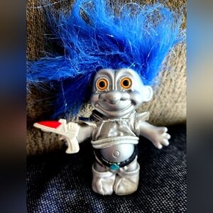 RUSS BERRIE TROLL SILER MARTIAN ALIEN WITH RAY LASER GUN METALLIC BLUE HAIR 5 IN